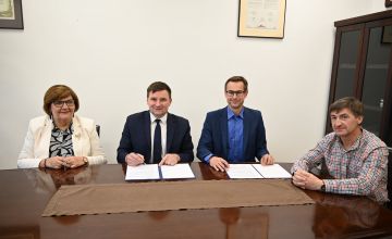 Zdjęcie z podpisania umowy